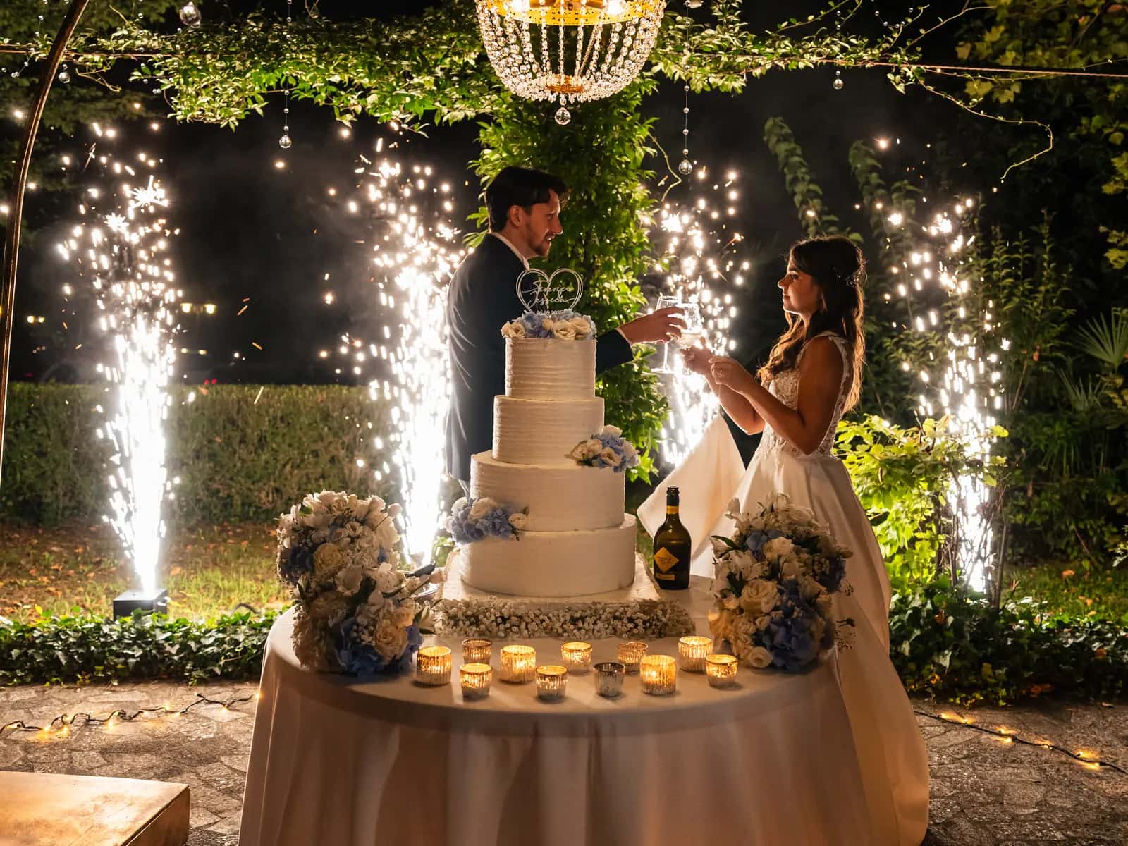 Taglio torta con fontane luminose